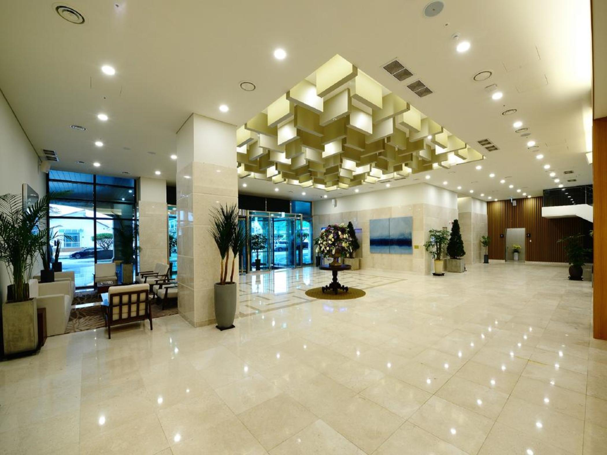 Отель Ramada By Wyndham Gangwon Сокчхо Экстерьер фото