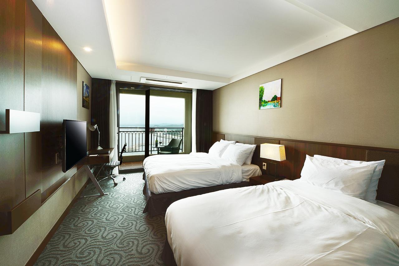 Отель Ramada By Wyndham Gangwon Сокчхо Экстерьер фото
